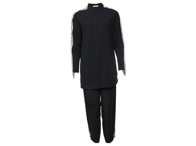 Chloé Chloe, Pantaloni blu scuro (36/XS) e camicetta (38/S) con ricami argentati lungo le maniche e le gambe.