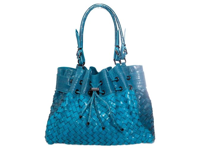 Burberry, bolsa de couro turquesa com estampa de crocodilo em relevo. Azul
