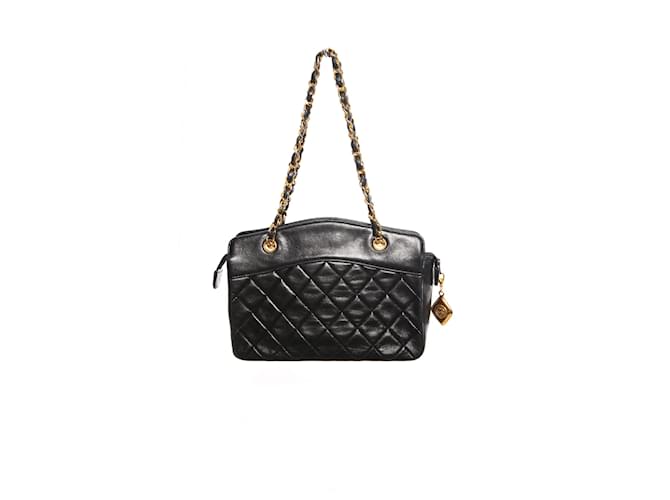 Chanel, Mini sac à main matelassé vintage en cuir d'agneau noir avec détails dorés.  ref.1001999