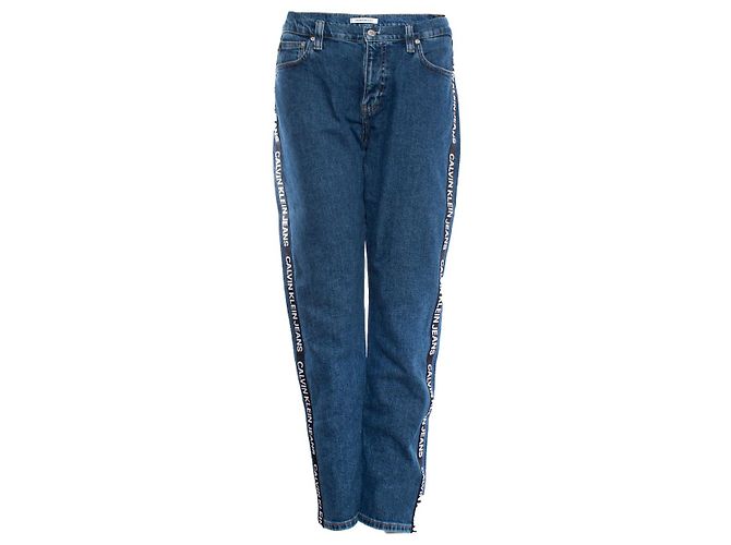 Calvin Klein, Vaqueros azules con ribete con logo.