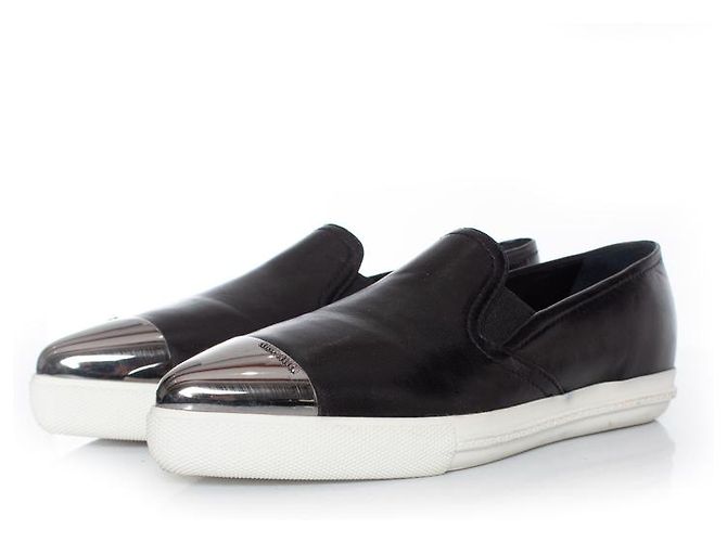 miu miu, Slip-on-Sneaker aus schwarzem Leder