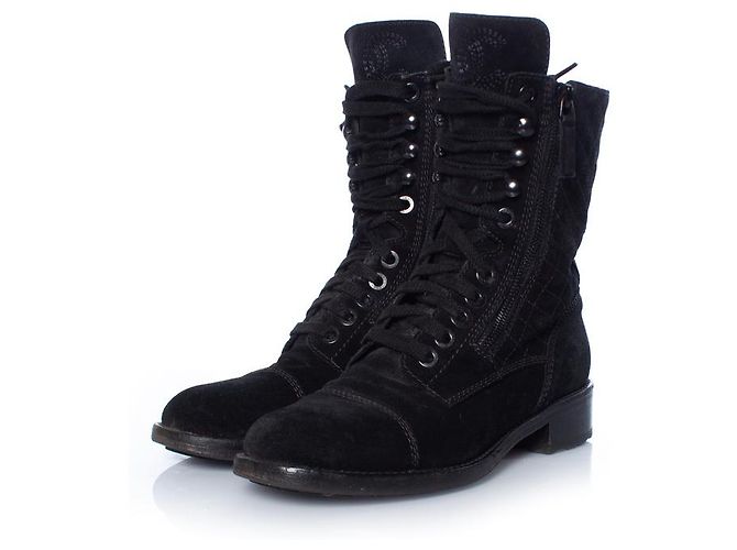 Chanel, Ankle boot acolchoado com cadarço em camurça Preto