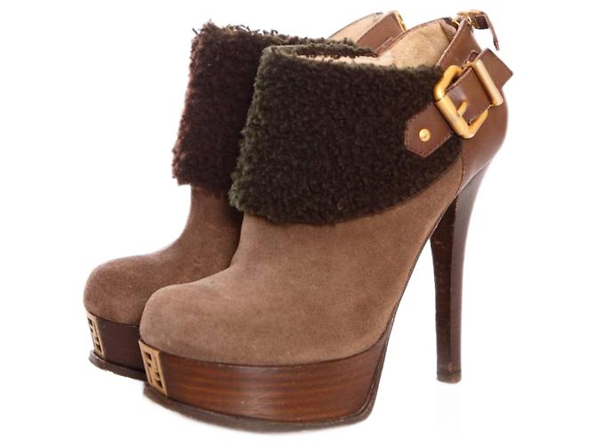 Fendi, Chevilles en daim marron avec laine de mouton