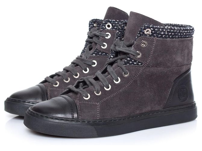 Chanel,  baskets montantes en tweed avec logo cc Gris