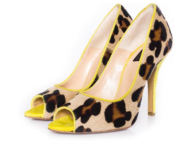 Autre Marque ISLO Isabella Lorusso, Peeptoe-Pumpe aus Ponyfell mit Leopardenmuster. Braun Gelb