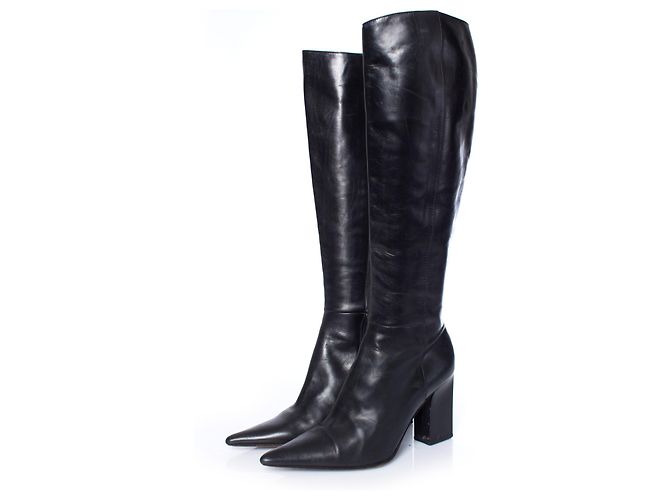 michel perry, Botas de piel negras con punta en punta.. Negro