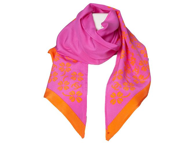 Chanel, Lenço de seda cc com estampa de trevo Rosa Laranja