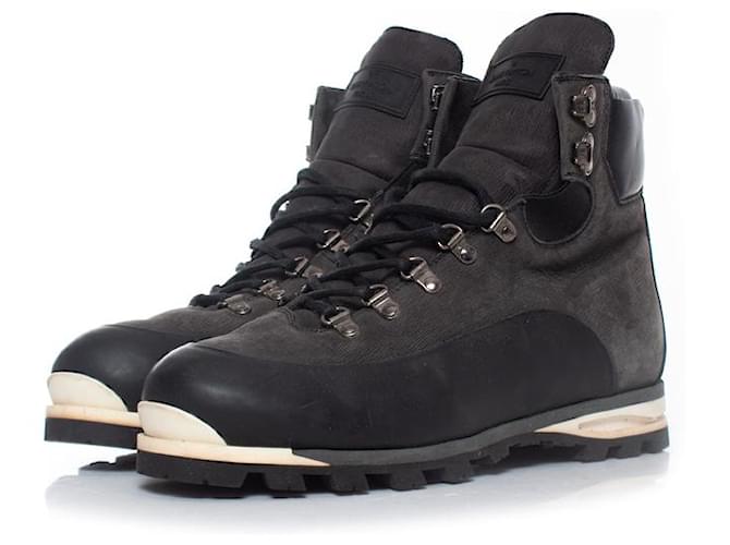 Louis Vuitton, Lace up track boots Grey Leather ref.1003519 - Joli Closet