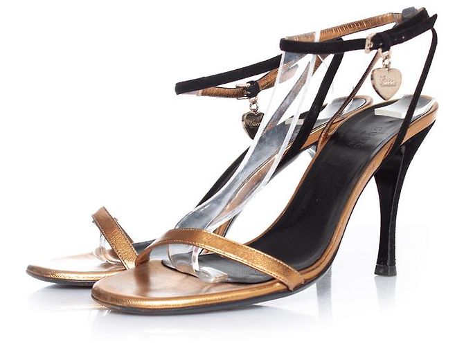 Gucci, Sandalia dorada con tiras Dorado