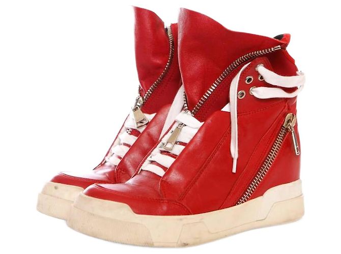 Autre Marque Elena Iachi, High-Top-Sneaker aus rotem Leder.