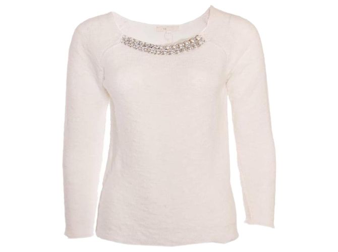 Maje, top branco com corrente de prata.
