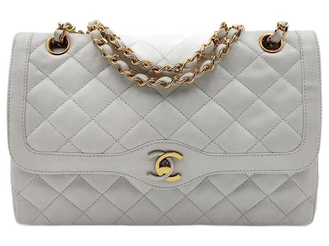 Chanel Chanel Timeless Classic Paris Limited bag in white leather lined flap  ref.1004359 - Joli Closet