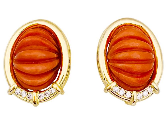 inconnue Yellow gold clip earrings, coral and diamonds.