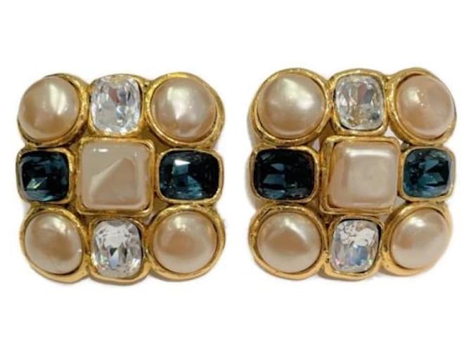 ***Pendientes de diamantes de imitación de perlas vintage CHANEL Blanco Azul Dorado Chapado en oro  ref.972654