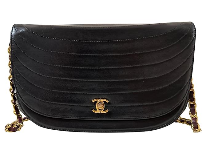 Timeless Chanel Bolsa de ombro vintage preta com aba meia lua e corrente Preto Pele de cordeiro  ref.973022