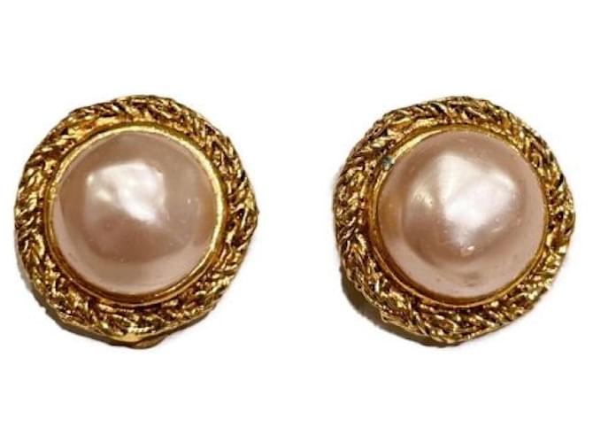 ***Boucles d'oreilles en perles de mode vintage CHANEL Doré  ref.975884