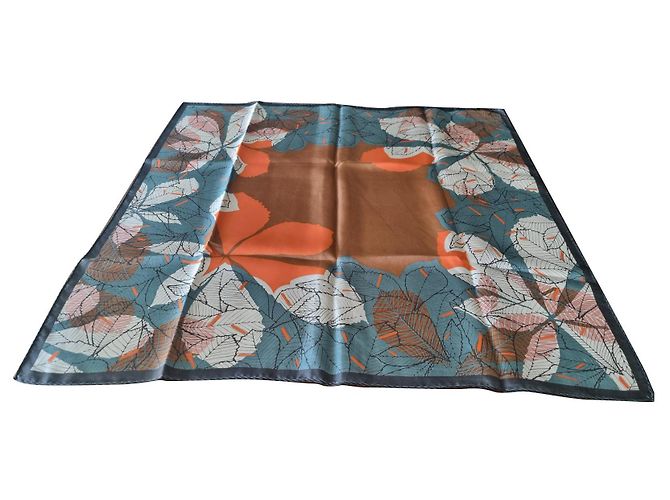 Autre Marque Sciarpa di seta Leaves in Freedom 66x64 cm Multicolore