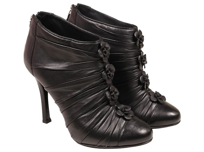 Increíbles botines Chanel Camelia Negro