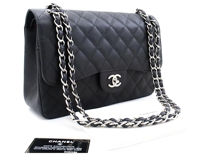 Chanel 11" Grand sac porté épaule à rabat et chaîne doublé en cuir de veau grainé Noir  ref.976715