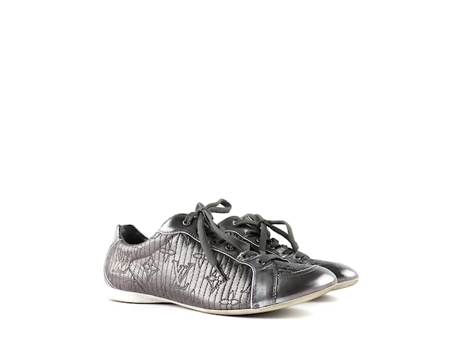 LOUIS VUITTON  Trainers T.EU 39 Leather Silvery  ref.981701
