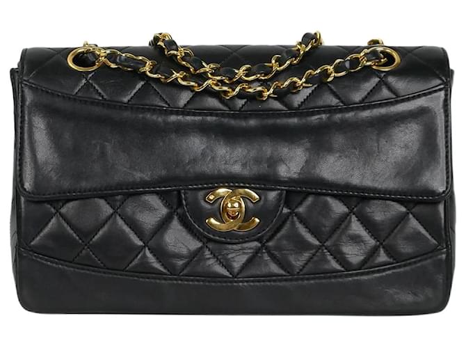 Superb Chanel Timeless medium bag 25cm in black quilted leather, Garniture  en métal argenté ref.307850 - Joli Closet