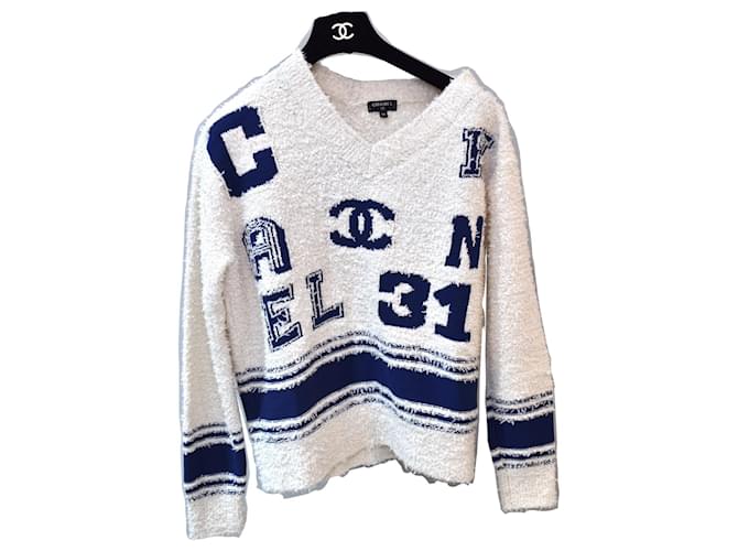 Chanel Ikonischer Varsity-Pullover mit Bouclé-Logo Blau Beige Creme Baumwolle  ref.989018
