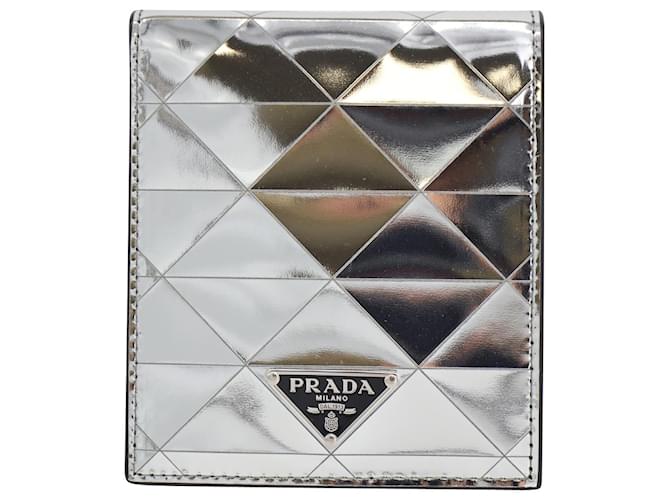 Carteira Prada com placa de logotipo e painel triangular em couro prateado Prata Metálico  ref.990048