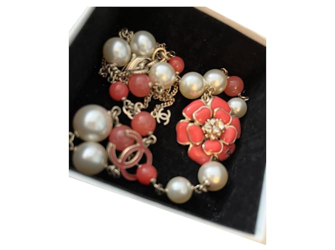 Chanel Kamelien-Halskette aus goldenem Metall und weißen Perlen  ref.991518