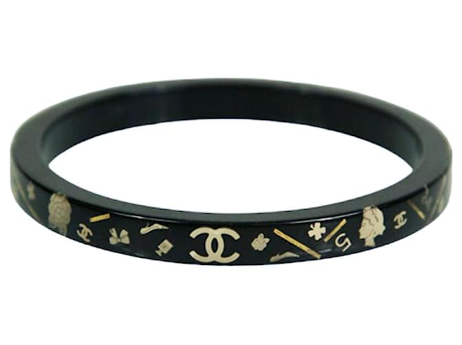 Bracelet jonc CHANEL CC Logo en résine noire avec symboles emblématiques incrustés  ref.992031