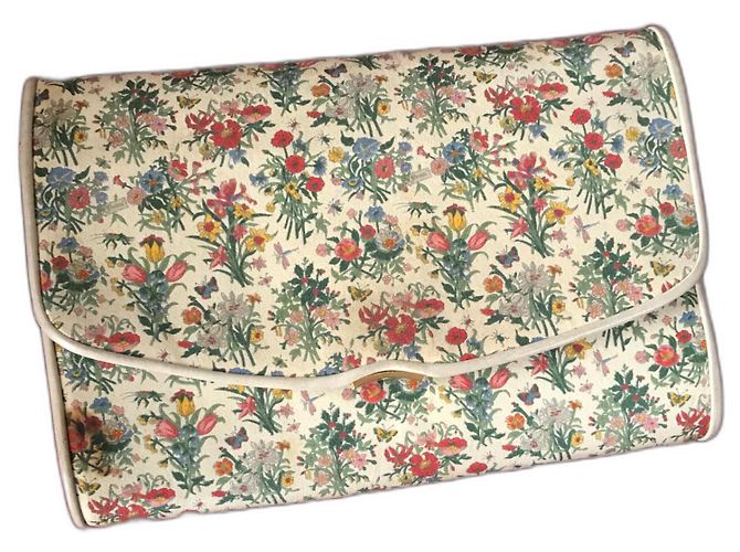 Clutch Gucci de Couro Bege e Cetim Florido com Corrente Dourada