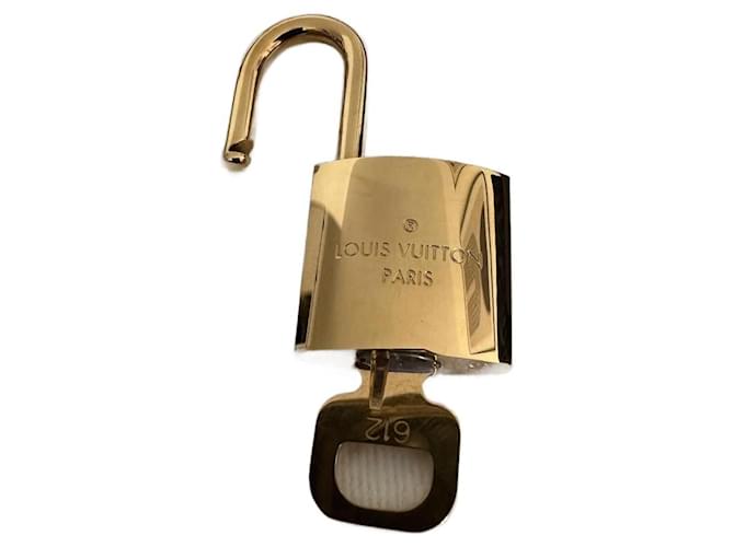 Louis Vuitton Cadenas Dourado Metal  ref.996225