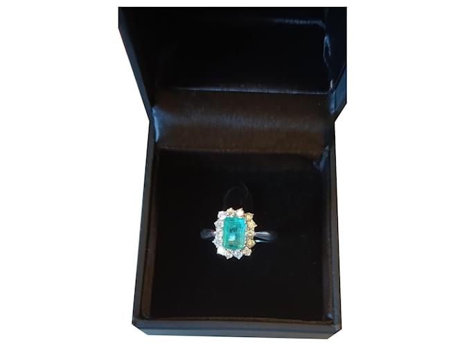 Autre Marque Emerald and diamond ring in white gold Silvery  ref.998653
