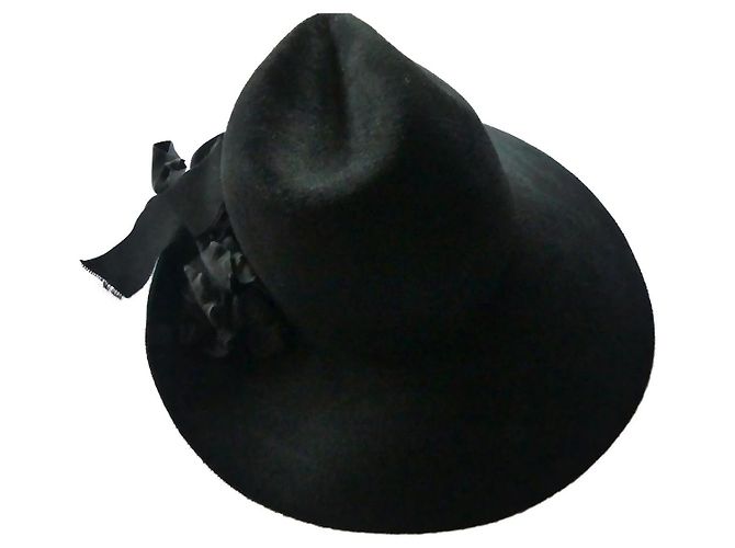 Chapeau asymétrique Gucci en fourrure de lapin noir