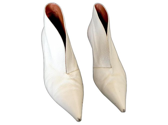 Céline Bottines en cuir glacé crème  avec une ouverture sur le devant et un petit talon Blanc cassé