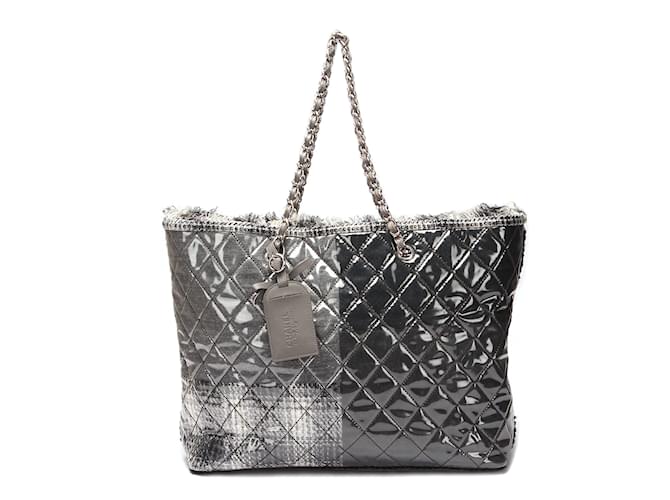 Chanel Borsa tote patchwork trapuntata in tweed divertente Grigio Plastica  ref.1011537