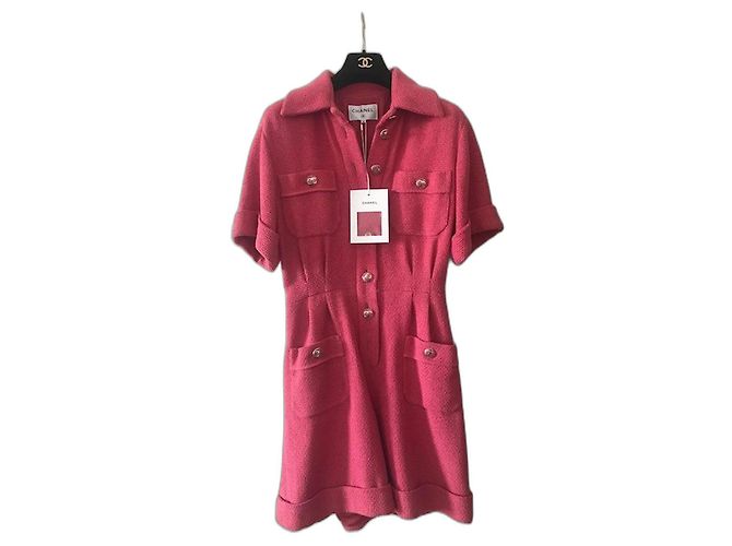 Mono corto Chanel en tweed rosa