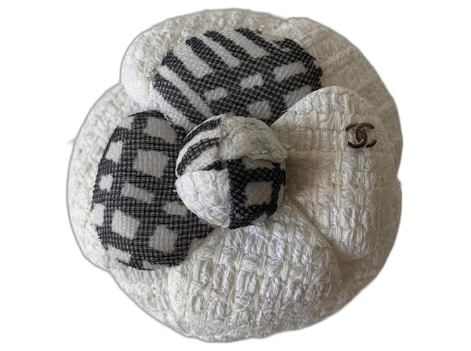 Chanel Pins & brooches Black Eggshell Tweed  ref.1012839