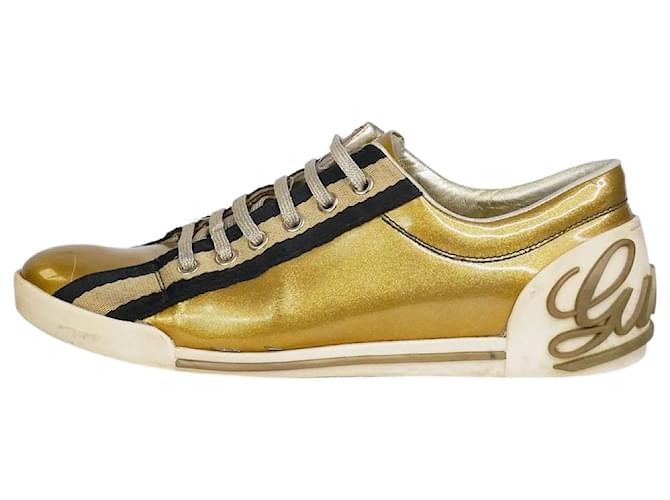Gucci Sapatilhas douradas com logótipo brilhante e escrita - tamanho UE 37.5 Dourado Couro  ref.1014059