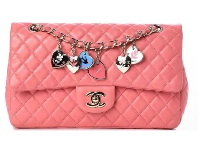 Timeless Chanel rosa coral médio atemporal clássico edição limitada acolchoada couro de pele de cordeiro bolsa com aba com pingente de coração do dia dos namorados e detalhes em ouro Champaign claro  ref.1016103