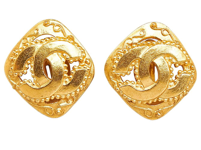 Chanel Gold CC Clip-On Earrings Golden Metal Gold-plated ref.1018203 - Joli  Closet