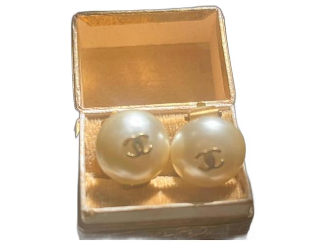 Perles siglées 2C de Chanel Blanc  ref.1018682