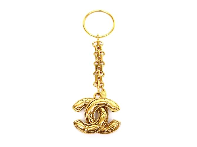 Chanel Quilted CC Logo Keychain Golden Metal ref.1019867 - Joli Closet