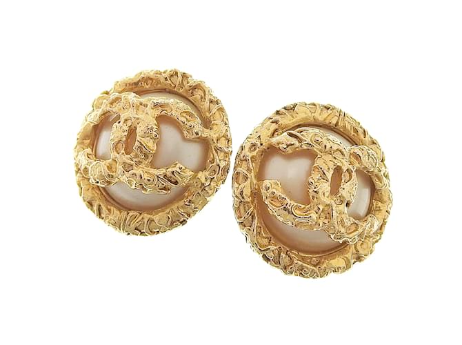 Chanel CC Clip On Earrings Golden Metal ref.1019879 - Joli Closet