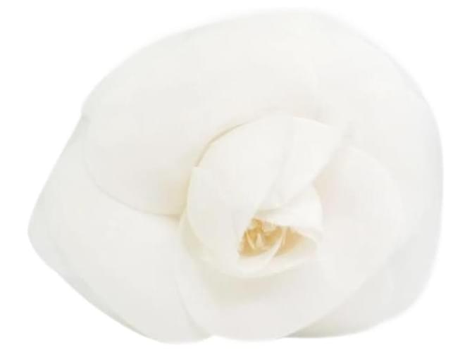 Chanel Broche de seda camélia floral branco  ref.1019902