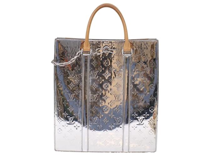 Louis Vuitton Sac plat Silvery Cloth ref.1020920 - Joli Closet