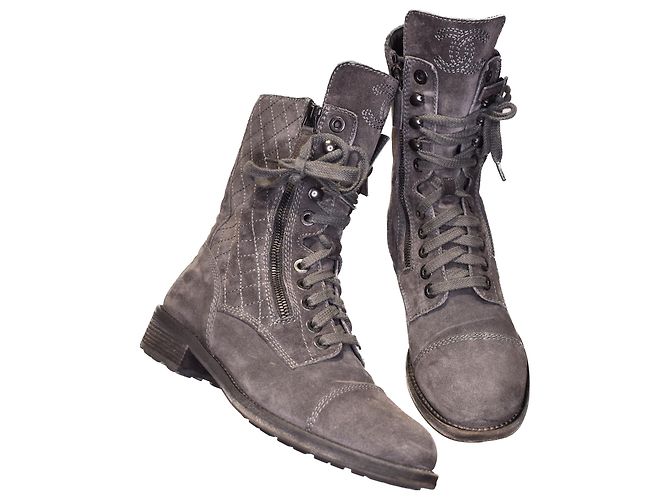Chanel Ikonische Kampfstiefel mit Staubbeutel Grau