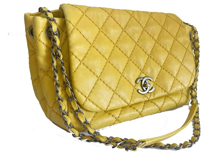 Chanel Bolsa com aba Amarelo Couro  ref.1022663