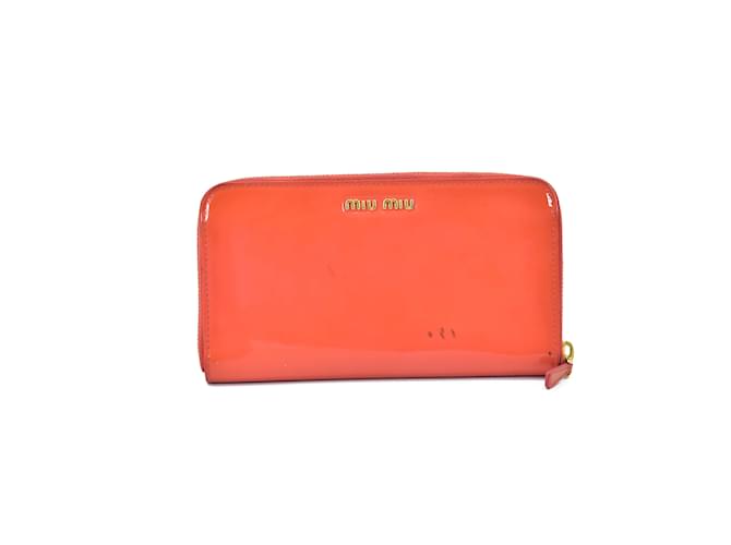 Miu Miu Portemonnaie aus Lackleder mit umlaufendem Reißverschluss Orange  ref.1022795