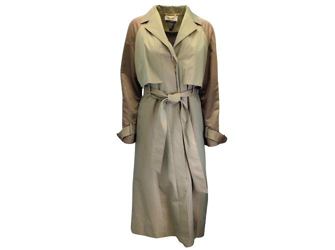 Gabardina iridiscente con cinturón verde oliva de Muveil