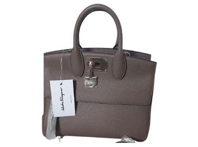 Bolsa Salvatore Ferragamo Studio Bege em Pele de Bezerro
